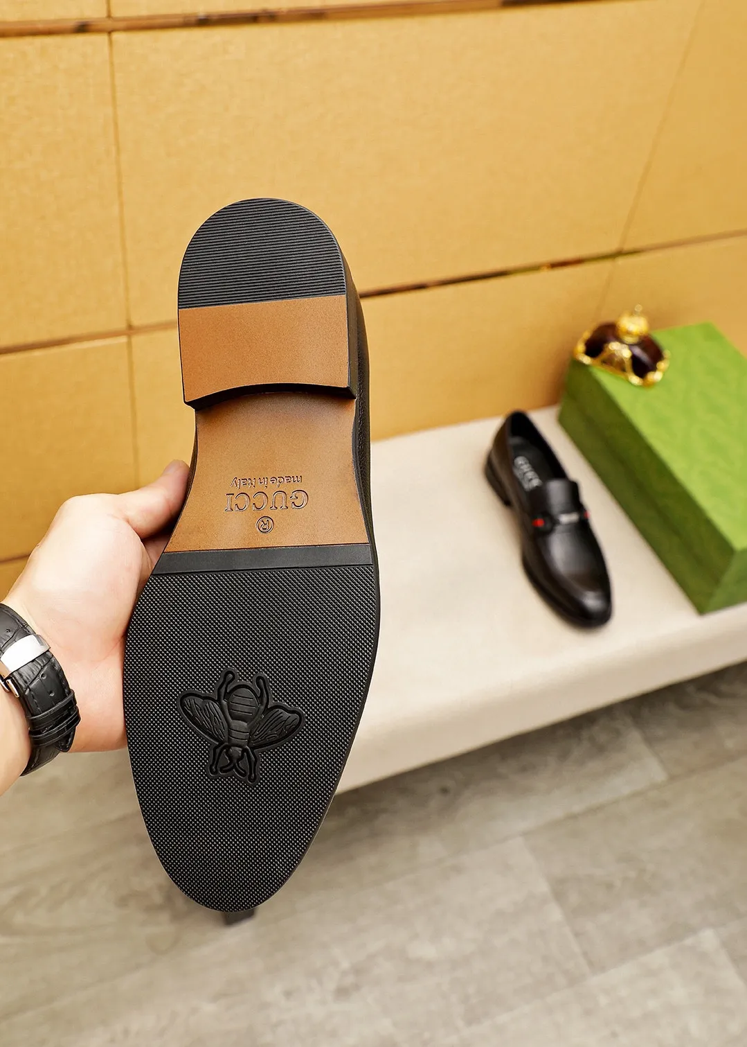 Men's shoes 💰400 💐 Product trademark: GUCCI "Gucci" casual leather shoes Regular size: 39-44 (38.45.46🉑️Customized) Product materials: Selected imported first-layer pebbled cowhide leather upper + original hardware buckle, imported 🐑 sheepskin lining. Strong three-dimensional visual effect, combined outsole Color: 1⃣️color optional